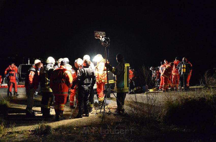 Einsatz BF Koeln PKW im Rhein Mondorf Hersel P072.JPG